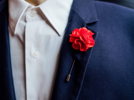 Pinii de sacou: accesoriile bărbatului modern