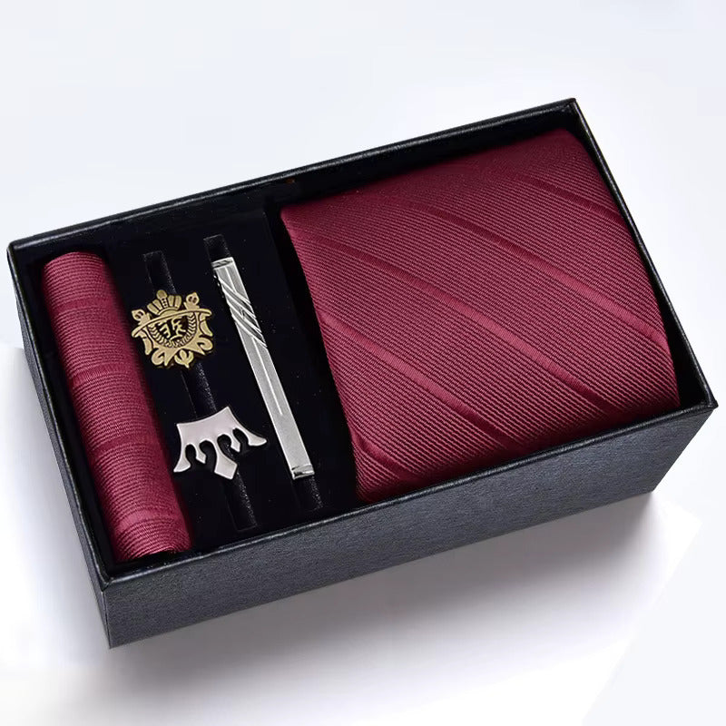 Sofisticare Regală: Set Cravată, Pin și Batista în Nuanțe Burgundy