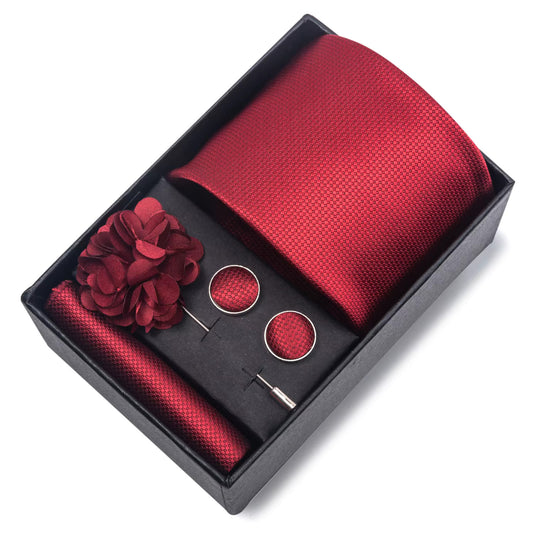 Set Burgundy de Mătase – Cravată, Batistă, Butoni și Ac de Rever